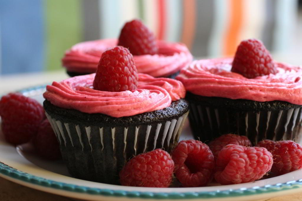 Chocolate_Cupcakes_with_Raspberry_Buttercream.jpg