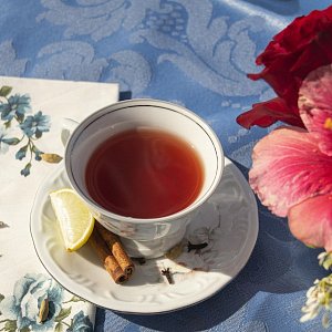 Чашка о двух концах: в каких случаях чай вызывает головную боль, а когда — спасает от нее