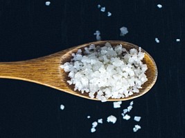 Мучит не только жажда: 4 нетипичных признака избыточного содержания соли в организме