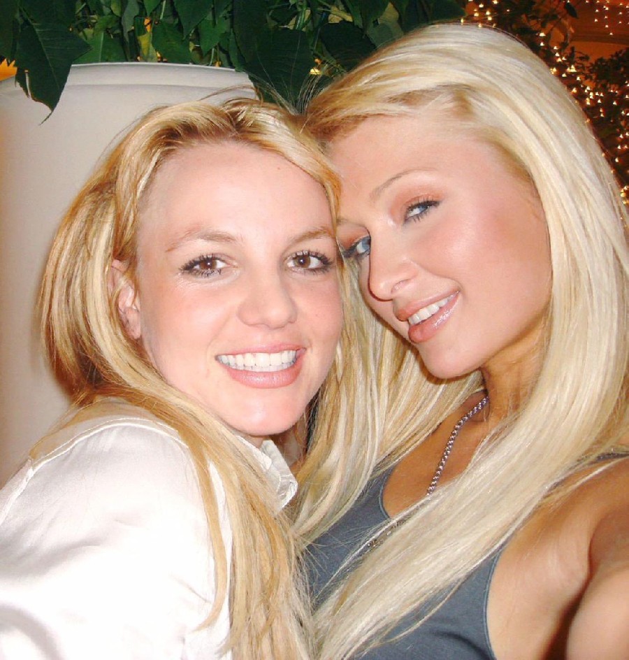 Britney spears licking paris hiltons pussy