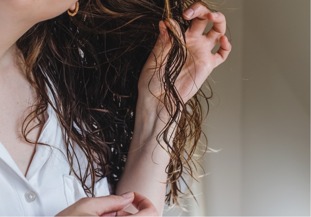 Почему выпадает много волос после мытья головы?