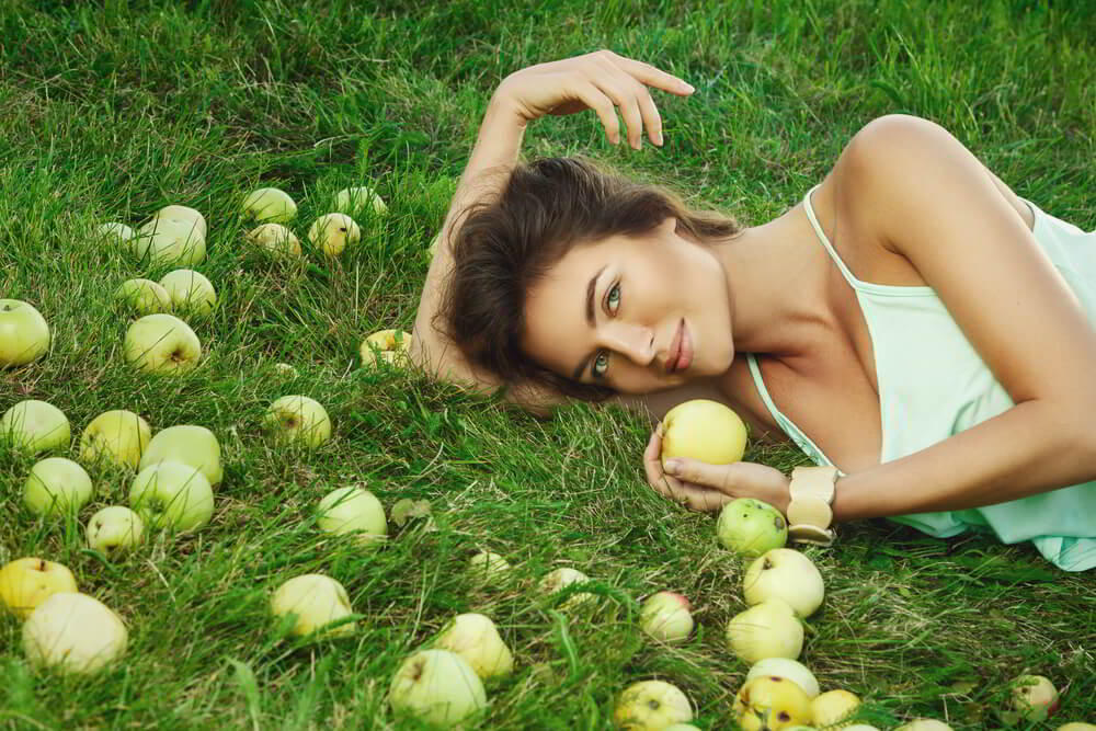 девушка с яблоками.jpg