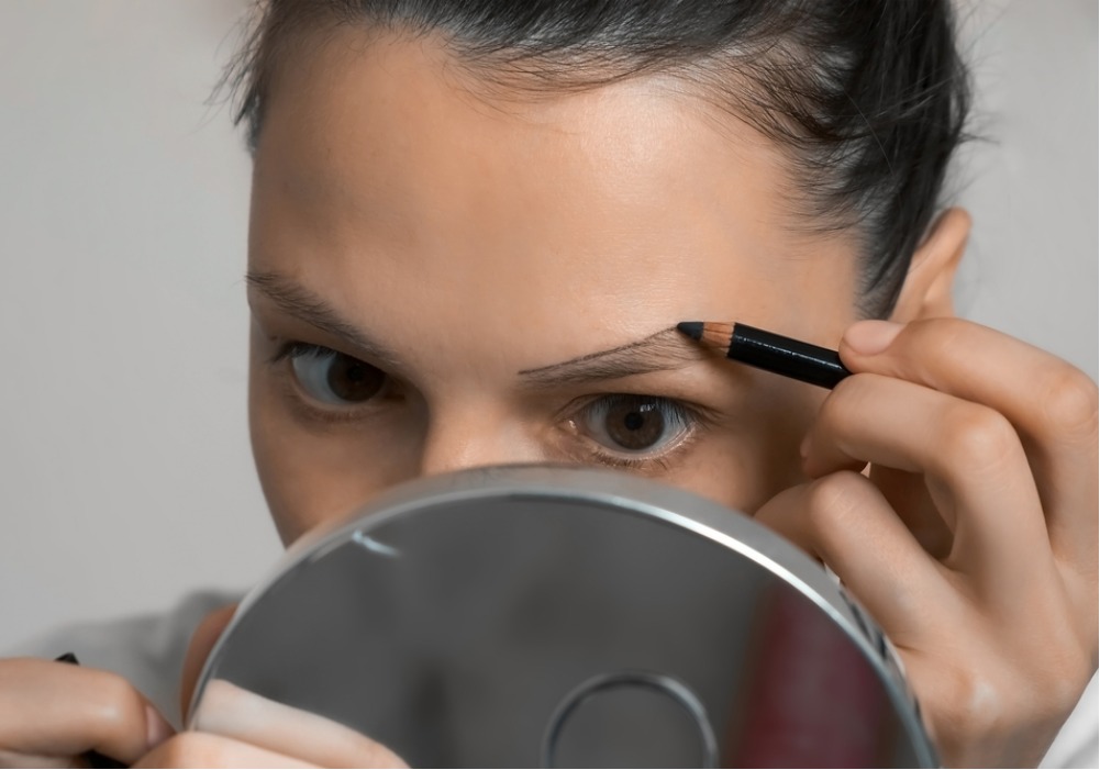 6 ошибок в макияже бровей, из-за которых они выглядят нарисованными (и как это исправить)
