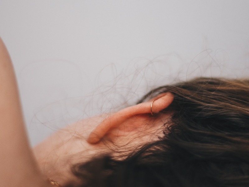 Неприятный запах за ушами: возможные причины, симптомы, лечение