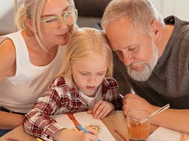 3 вопроса, которые нужно обсудить с бабушками и дедушками прежде, чем отправлять к ним детей