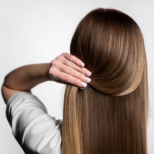 Одно полотно: в чем преимущества и особенности ультрафиолетового наращивания волос
