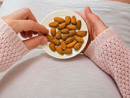 Орехи помогут родить умного малыша