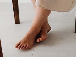 Тяжелая поступь: 6 способов избежать отеков ног в жару