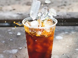 Опасные пузырьки: как сладкие газированные напитки влияют на почки
