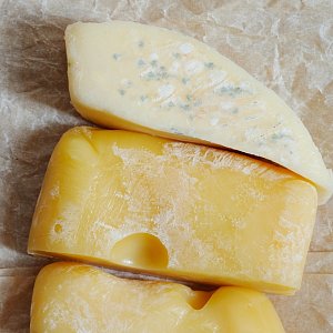 Можно ли срезать заплесневелую часть сыра: лайфхаки, подсказки и важные предупреждения 