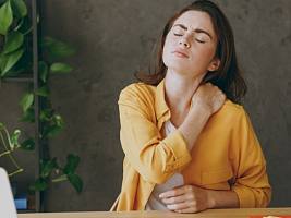 Снять зажим: как расслабить напряженные мышцы шеи и плеч  