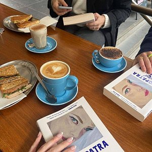 Как книжные клубы стали неотъемлемой частью фэшн-индустрии Как книжные клубы стали неотъемлемой частью фэшн-индустрии